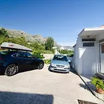 Leo's 3*